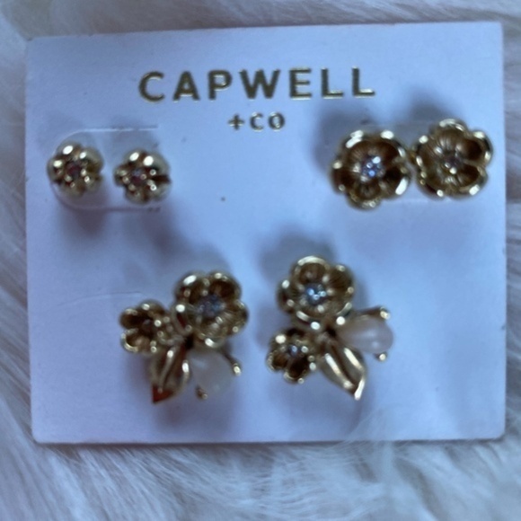 Anthropologie Gold flower Stud Earrings - Picture 4 of 5